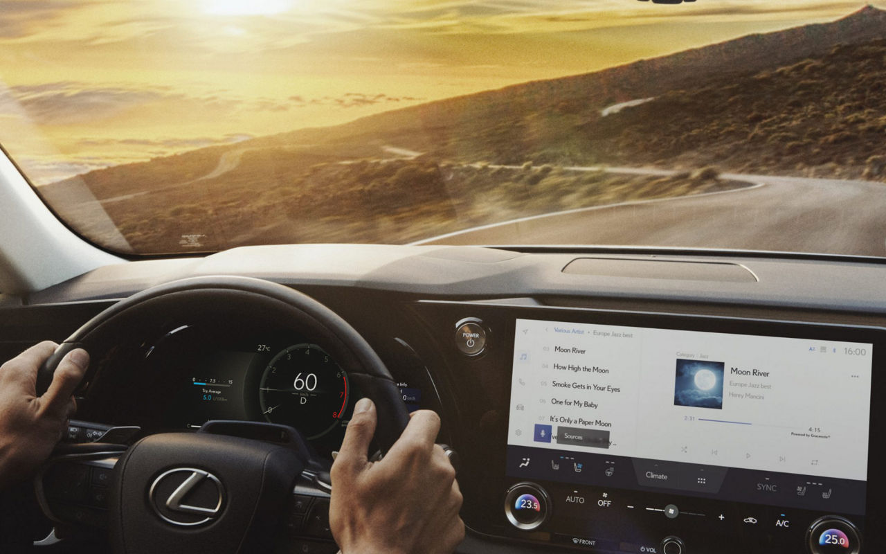 lexus-2025-rx-450h-plus-executive-macadamia-interior-display-x