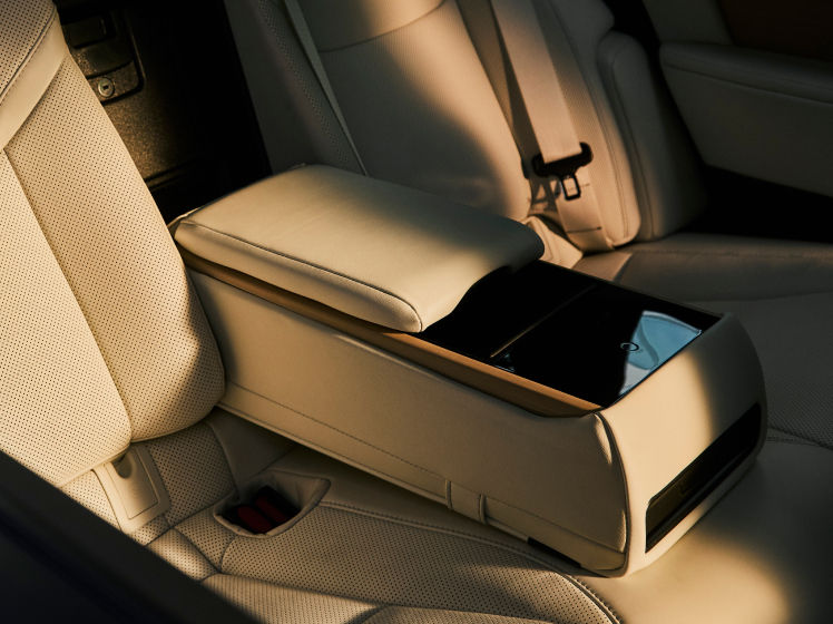 lexus-2026-features-design-hero-es-350e-interior-p