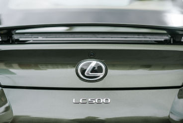 lexus-2026-features-performance-lc-500-active-rear-spoiler-l