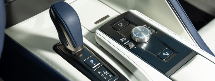 lexus-2026-lc-500-convertible-features-interior-blue-white