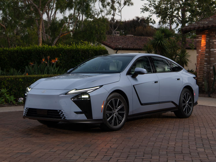 lexus-2027-features-design-hero-es-350e-luxury-wavelength-p