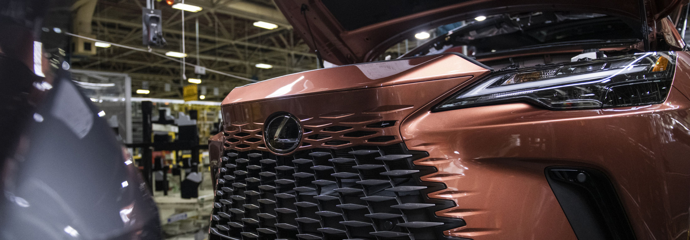 lexus-about-plant-tours-2025-rx-350h-copper-crest-hero-l