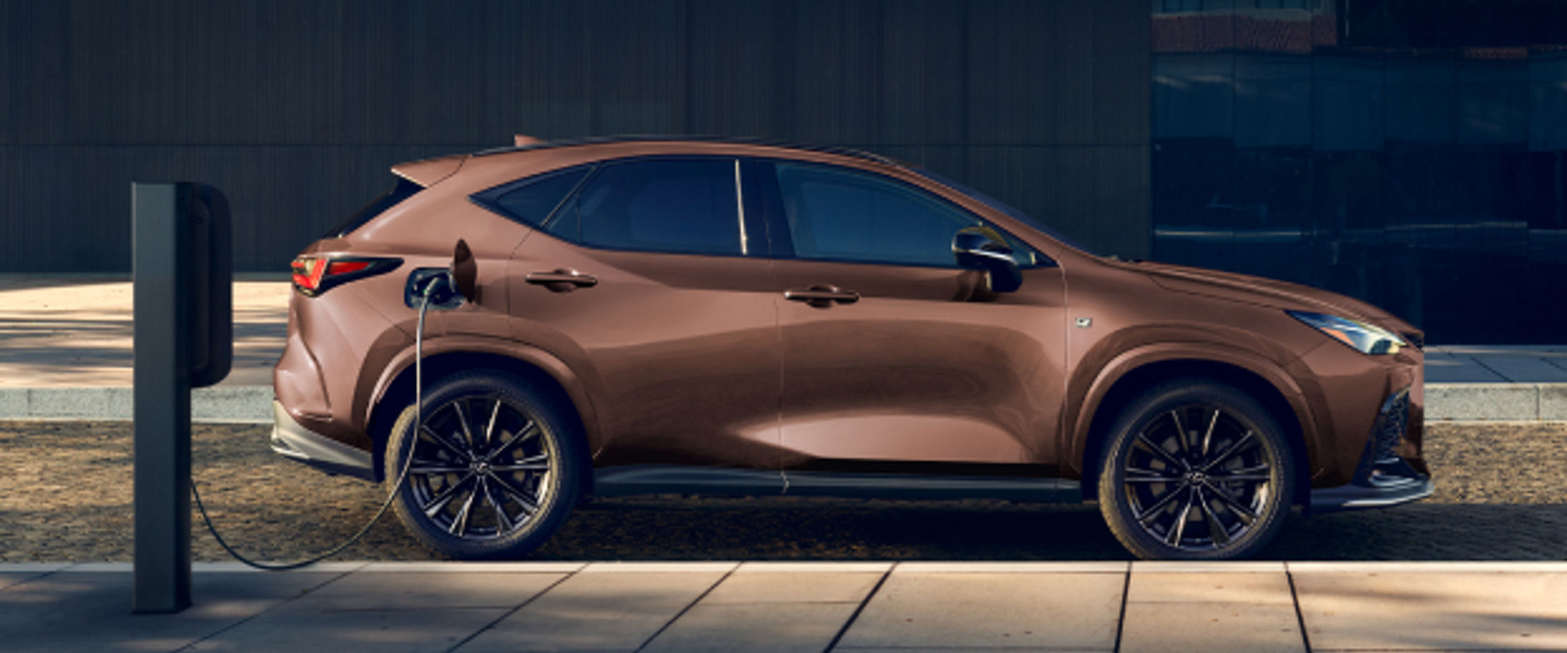 styleguide_lexus-plug-in-hybrids-charging-2025-nx-450h-plus-fsport-copper-crest-l