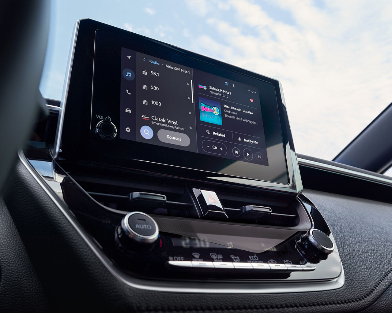 toyota-2025-corolla-hybrid-interior-se-awd-display-l