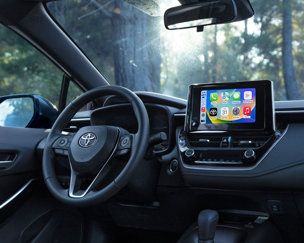 toyota-2025-corolla-hybrid-se-interior-black-red-l