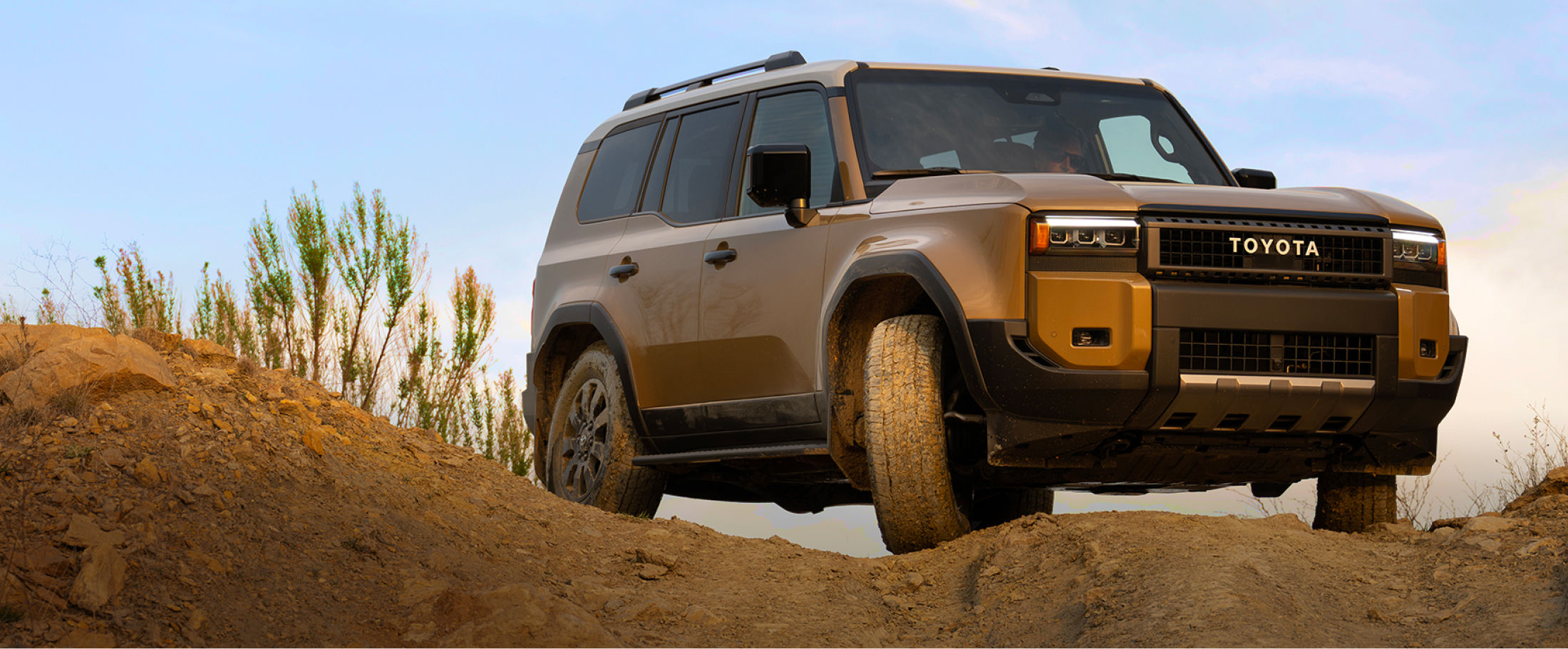 toyota-2025-features-hero-land-cruiser-in-trail-dust-with-light-grey-roof-l-1