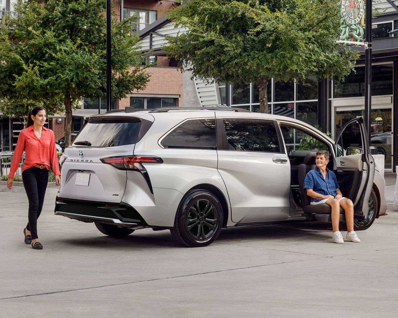 toyota-2025-sienna-xse-celestial-silver-metallic-power-mobility-seat-l
