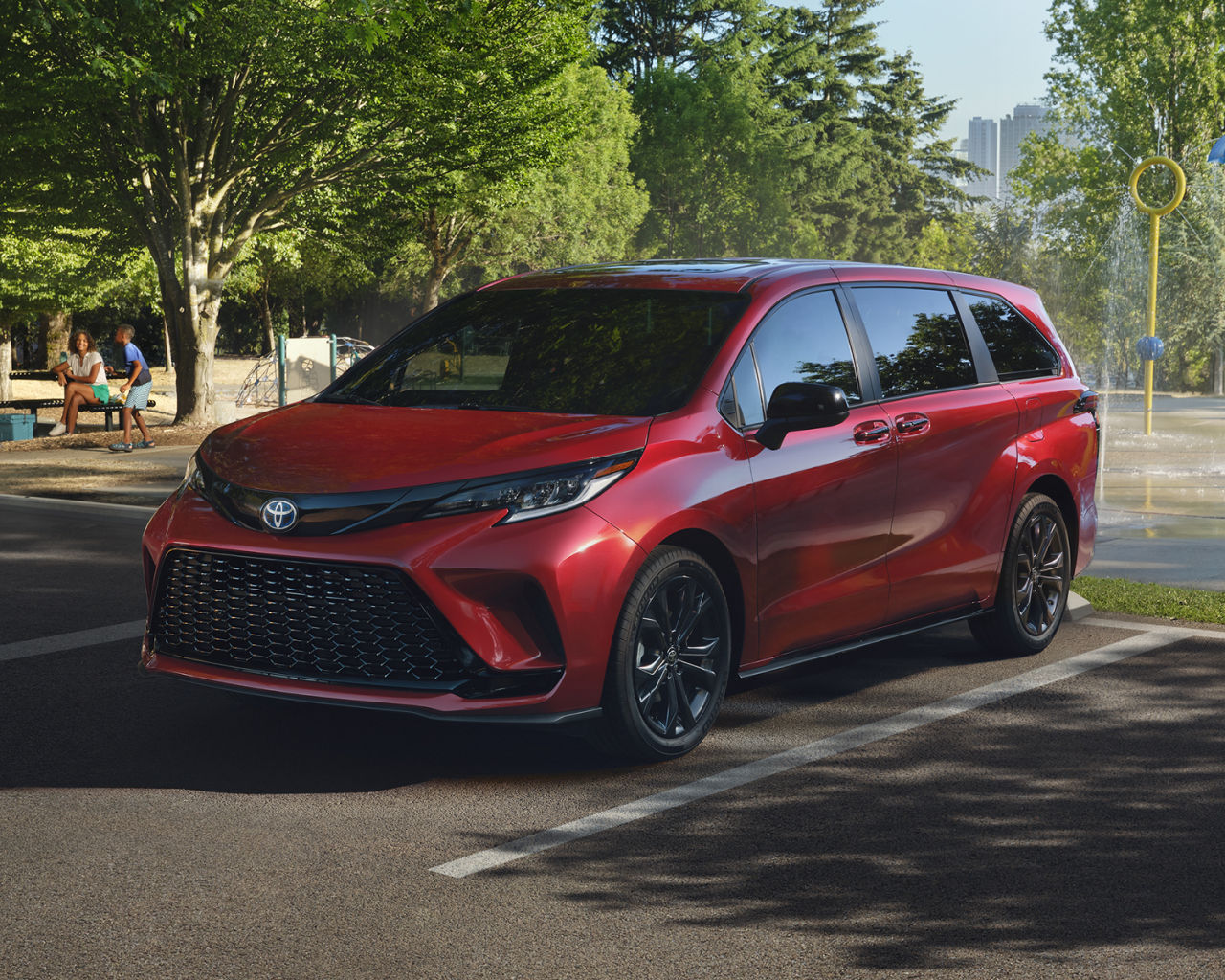 toyota-2025-sienna-xse-ruby-flare-pearl-l
