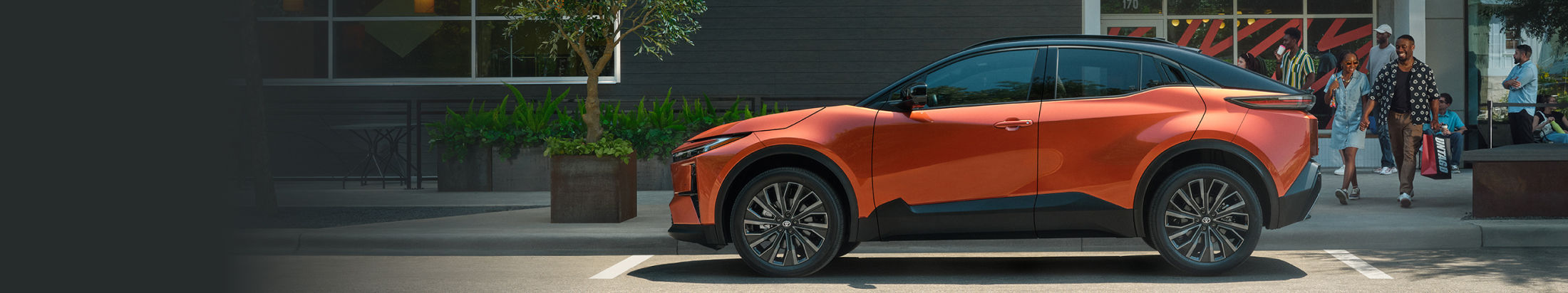 toyota-2026-cross-shop-banner-c-hr-xse-premium-tandoori-midnight-black-metallic-roof-l