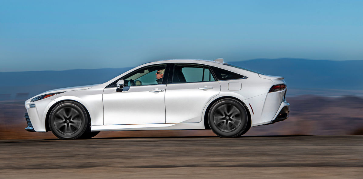 toyota-2026-features-aerodynamic-platform-mirai-oxygen-white-l