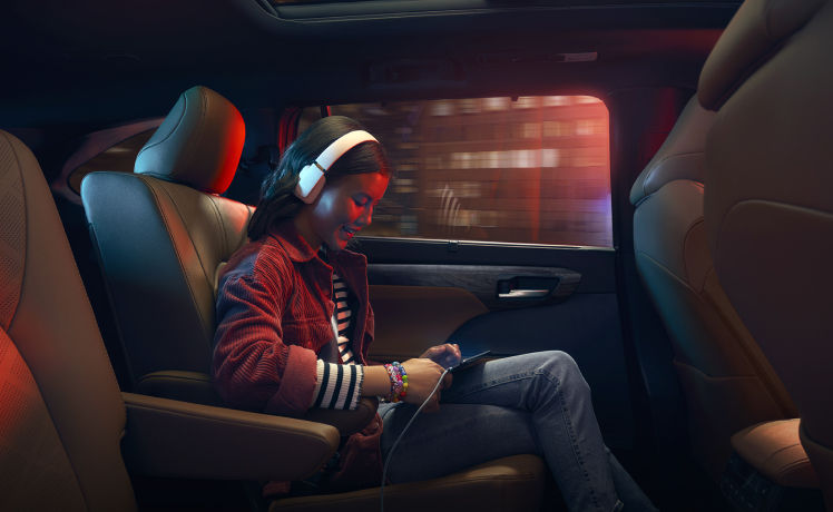 toyota-2026-features-design-highlander-hybrid-platinum-glazed-caramel-rear-seats-p