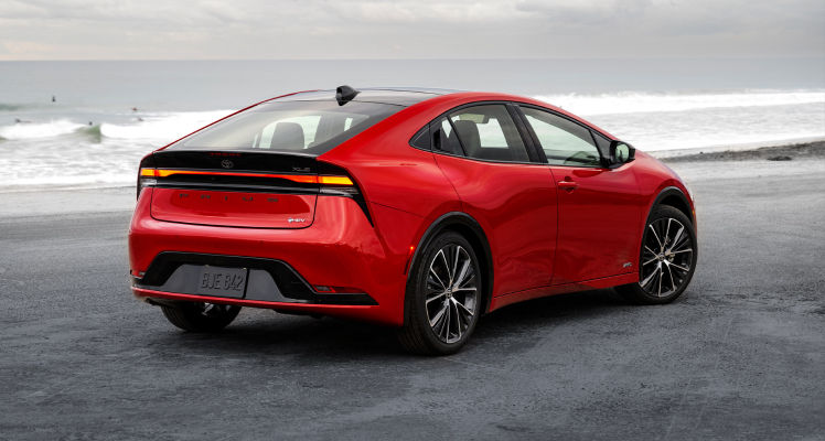 toyota-2026-features-design-wheels-prius-xle-supersonic-red-p