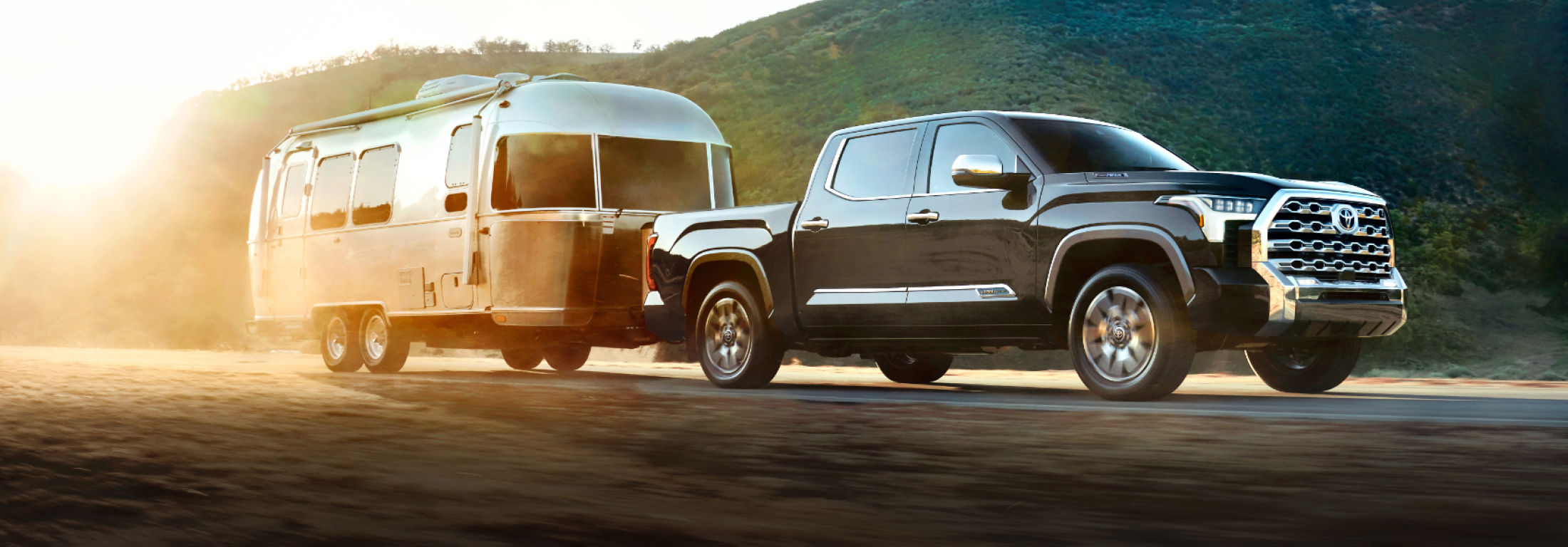 toyota-2026-features-hero-tundra-hybrid-platinum-1794-midnight-black-metallic-towing-l