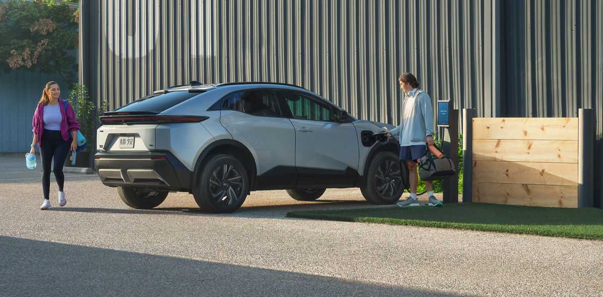 toyota-2026-features-performance-c-hr-se-cement-rear-charging-l