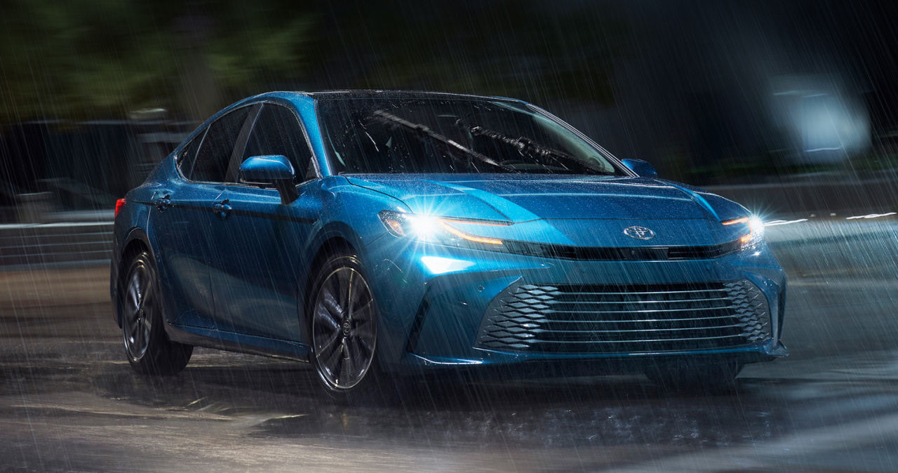 toyota-2026-features-performance-camry-xle-ocean-gem-driving-rain-l