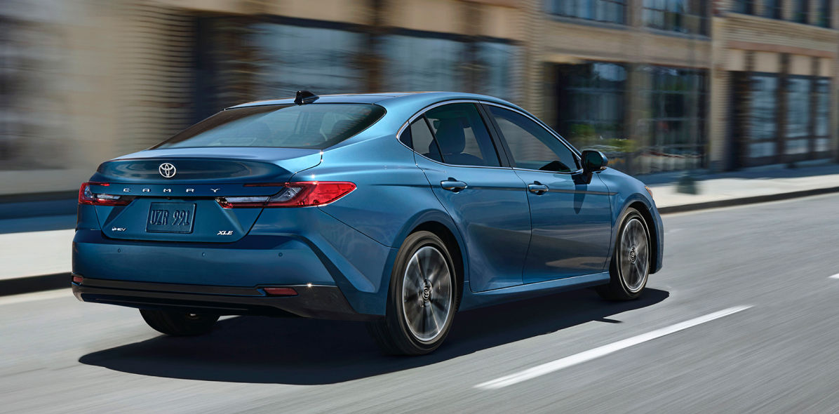 toyota-2026-features-performance-camry-xle-ocean-gem-self-charging-hybrid-l