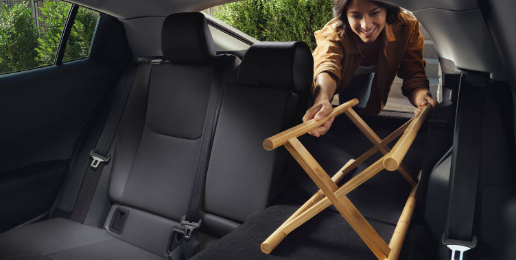 toyota-2027-features-design-cargo-prius-black-softex-l