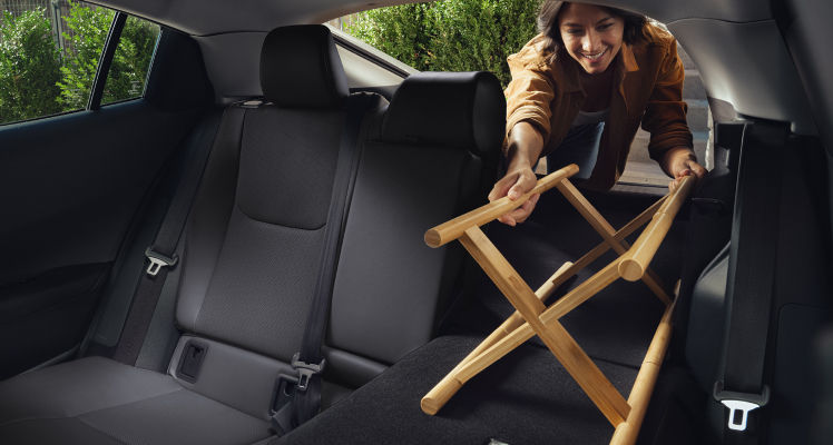 toyota-2027-features-design-cargo-prius-black-softex-p