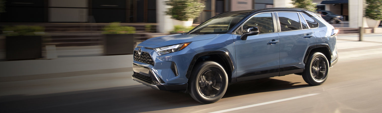 toyota-overview-awards-2025-rav4-hybrid-xse-awd-cavalry-blue-canadian-black-book-awards-l