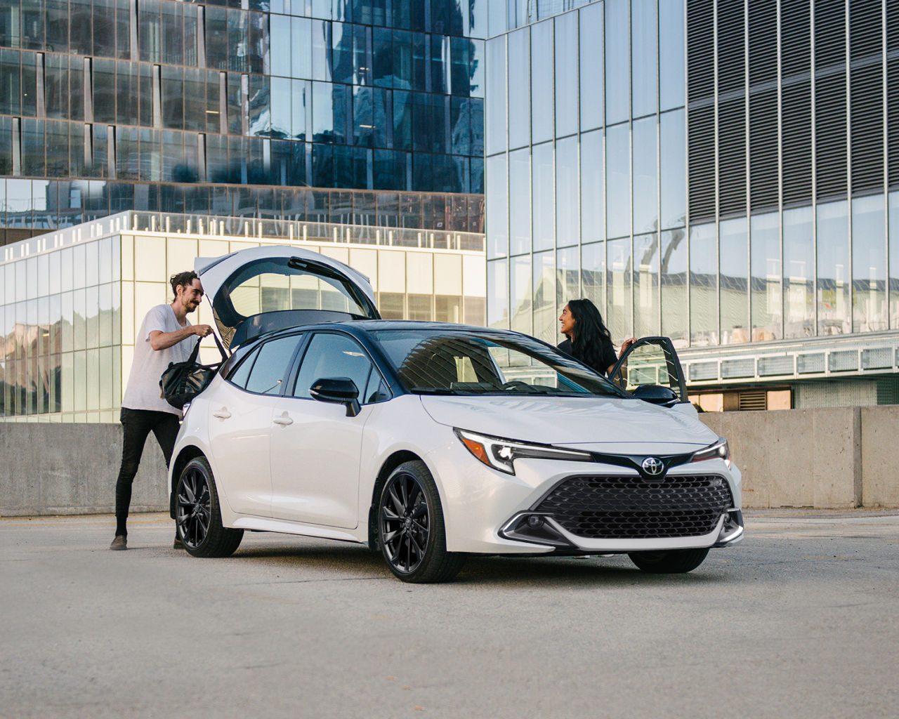 toyota-overview-gallery-2025-corolla-hatchback-xse-wind-chill-pearl-with-black-roof-l
