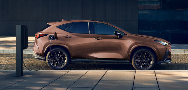styleguide_lexus-plug-in-hybrids-charging-2025-nx-450h-plus-fsport-copper-crest-l