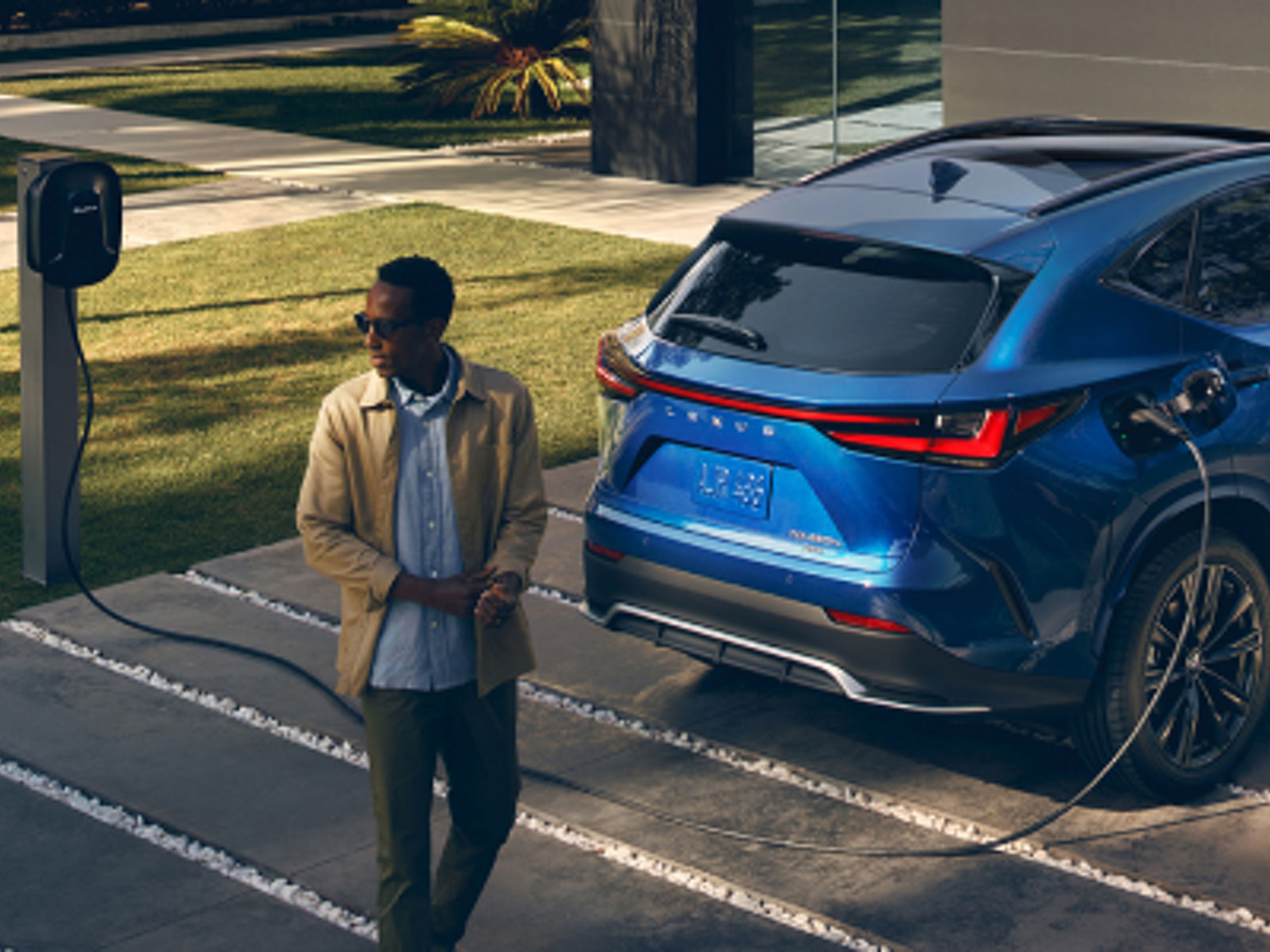 styleguide_lexus-plug-in-hybrids-charging-2025-nx-450h-plus-fsport-ultrasonic-blue-mica-l